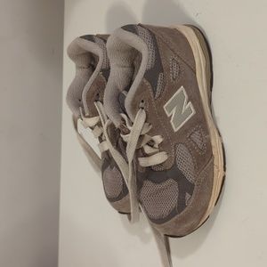 Kids new balance size 9.5 sneakers 990